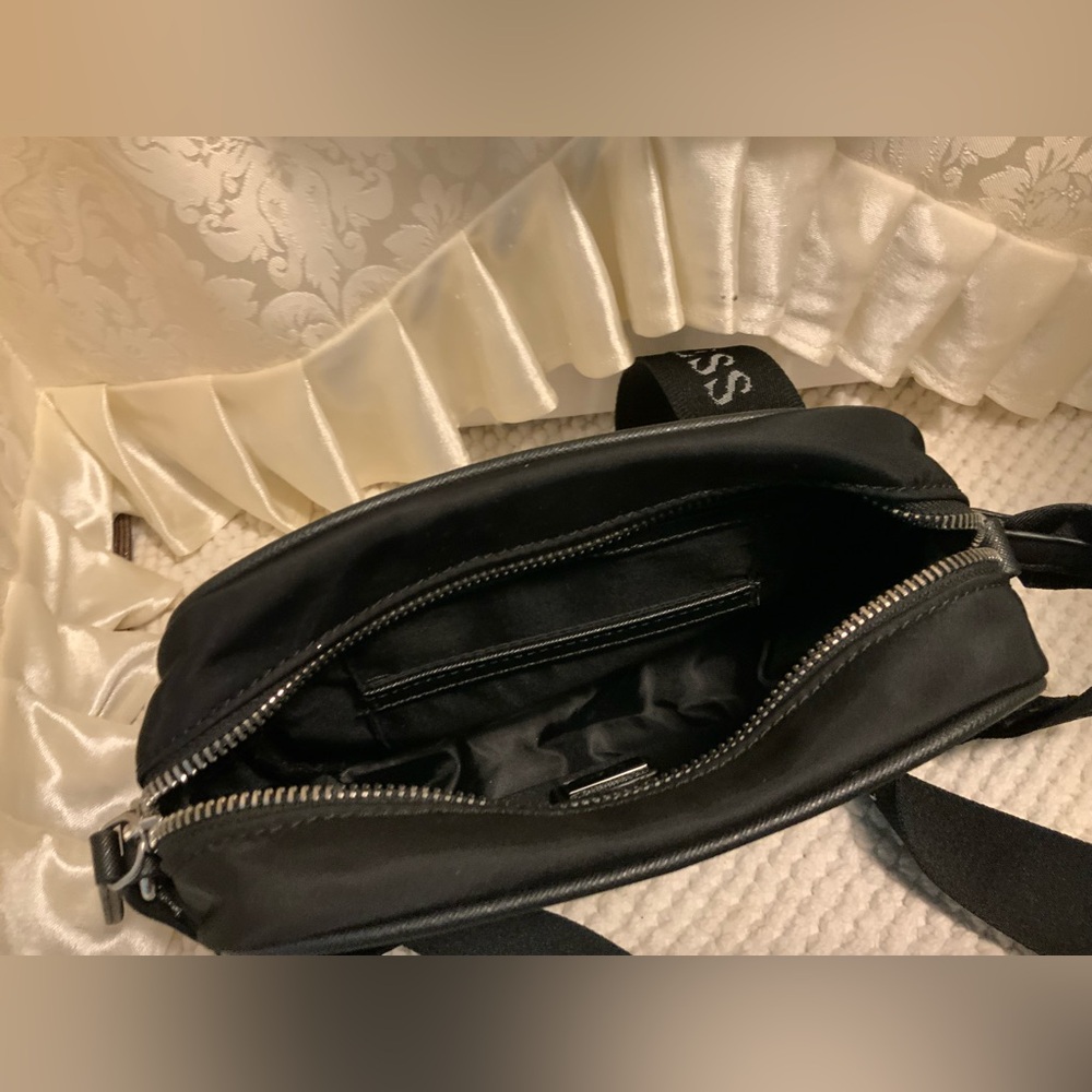 GUESS - Picture 9 of 9